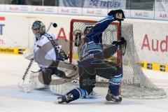 DEL - Playoff Halbfinale - ERC Ingolstadt - Hamburg Freezers - der Puck fliegt ins Tor zum 4:2, rechts Jared Ross (42)