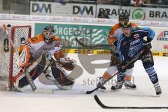 DEL - ERC Ingolstadt - Grizzly Adams Wolfsburg - Travis Turnbull (71) fordert den Puck. Links Torwart Sebastian Vogl