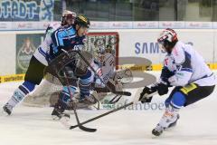 DEL - ERC Ingolstadt - Schwenninger Wild Wings - John Laliberte (15) vor dem Tor von Dimitri Pätzold