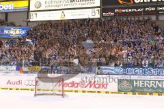 DEL - Playoff Halbfinale - ERC Ingolstadt - Hamburg Freezers - Spiel 6 - Sieg Finale Einzug, das Team feiert mit den Fans