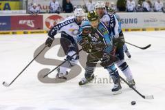 DEL - ERC Ingolstadt - Hamburg Freezers - Patrick Hager (52) Kampf um den Puck