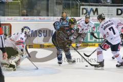 DEL - ERC Ingolstadt - Eisbären Berlin - Christoph Gawlik (11) am Puck vor dem Torwart Robert Zepp