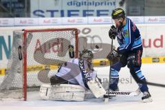 DEL - Playoff Halbfinale - ERC Ingolstadt - Hamburg Freezers - Patrick Hager (52) knapp am Tor