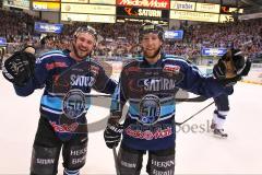 DEL - Playoff Halbfinale - ERC Ingolstadt - Hamburg Freezers - Spiel 6 - Sieg Finale Einzug Travis Turnbull (71) und Robert Sabolic (25)