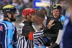 DEL - Playoff Finale - Spiel 4 - ERC Ingolstadt - Kölner Haie - Schiedsrichter Diskussion mit Cheftrainer Niklas Sundblad, rechts hinten Patrick Köppchen (55)