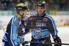 DEL - ERC Ingolstadt - Schwenninger Wild Wings - Tim Hambly (14) und links Patrick Hager (52)