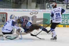 DEL - ERC Ingolstadt - Schwenninger Wild Wings - Patrick Hager (52) wird von den Schuhe geholt