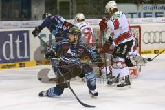 DEL - ERC Ingolstadt - Kölner Haie - PlayOff Finale 2014 - Spiel 2 - Jared Ross (42) am Torwart Danny auf den Birken