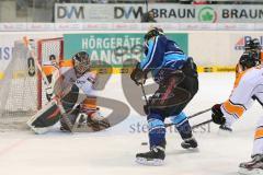 DEL - ERC Ingolstadt - Grizzly Adams Wolfsburg - rechts Tim Conboy (4) vor Torwart Sebastian Vogl