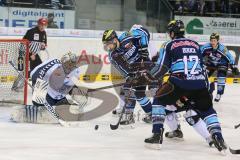 DEL - ERC Ingolstadt - Hamburg Freezers - Alexander Oblinger (20) scheitert am Torwart Treutle