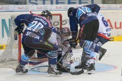 DEL - ERC Ingolstadt - Adler Mannheim - Tyler Bouck (12) und Alexander Oblinger (20) kommen am Torwart Felix Brückmann nicht vorbei