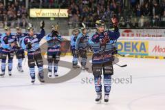 DEL - Playoff Halbfinale - ERC Ingolstadt - Hamburg Freezers - Spiel 2 ist aus Sieg Jubel zu den Fans