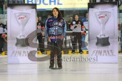 DEL - ERC Ingolstadt - Kölner Haie - PlayOff Finale 2014 - Spiel 2 - Nationalhymne vor dem Spiel singt Lauren Francis