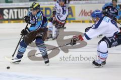 DEL - ERC Ingolstadt - Adler Mannheim - Tyler Bouck (12) wird von Yanick Lehoux gestört