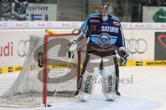 DEL - ERC Ingolstadt - Grizzly Adams Wolfsburg - Torwart Timo Pielmeier (51) holt Puck au dem Tor zum 0:4 für Wolfsburg