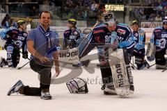 ERC Ingolstadt - Adler Mannheim - Timo Pielmeier mit Fan beim Jubeln - Foto: Jürgen Meyer