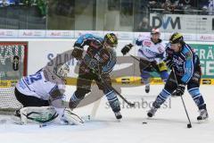 DEL - ERC Ingolstadt - Schwenninger Wild Wings - Jared Ross (42) und rechts Jean-Francois Boucher (84)  vor dem Tor von Dimitri Pätzold