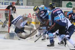 DEL - ERC Ingolstadt - Hamburg Freezers - Alexander Oblinger (20) scheitert am Torwart Treutle