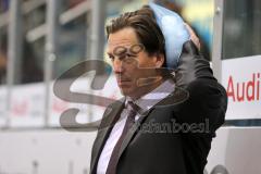 DEL - ERC Ingolstadt - Hamburg Freezers - Co-Trainer Petri Liimatainen traf Puck am Kopf. Eisbeutel