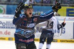 DEL - Playoff Halbfinale - ERC Ingolstadt - Hamburg Freezers - Spiel 6 - Tor Jubel durch Michel Périard (6) - Alexander Oblinger (20) Jubelt