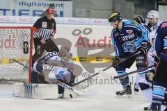 DEL - ERC Ingolstadt - Hamburg Freezers - Alexander Oblinger (20) scheitert am Torwart Treutle