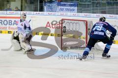 ERC Ingolstadt - Schwenninger Wild Wings - Greg Classen schießt am leeren Tor vorbei - Foto: Jürgen Meyer