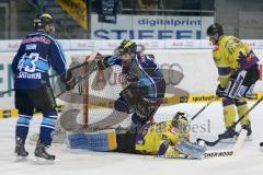 DEL - PlayOff - ERC Ingolstadt - Krefeld Pinguine - Tyler Bouck (12) erzielt das 5:0 gegen Torwart Jerry Kuhn, Tor Jubel