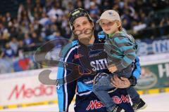 DEL - ERC Ingolstadt - Hamburg Freezers - Tim Conboy (4) jubelt zu den Fans mit seinem Kind auf dem Arm