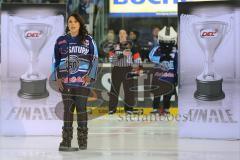 DEL - ERC Ingolstadt - Kölner Haie - PlayOff Finale 2014 - Spiel 2 - Nationalhymne vor dem Spiel singt Lauren Francis