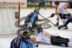 DEL - ERC Ingolstadt - Grizzly Adams Wolfsburg - Torwart Timo Pielmeier (51) unter Beschuss