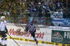 DEL - ERC Ingolstadt - Hamburg Freezers - Alexander Oblinger (20) mit dem 1:0 Tor Jubel bei den Fans