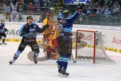 DEL - 2013/2014 - ERC Ingolstadt - Düsseldorf EG - Robert Sabolic (25) nimmt Mass und trifft zum 1:0 Tor Jubel. Torwart DEG Stefan Ridderwall hat keine Chance. Hinten jubelt Alexander Oblinger (20)