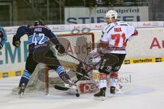 DEL - ERC Ingolstadt - Kölner Haie - PlayOff Finale 2014 - Spiel 2 - Jared Ross (42) am Torwart Danny auf den Birken