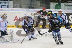 DEL - ERC Ingolstadt - Hamburg Freezers - Alexander Oblinger (20) verfehlt das Tor rückwärts