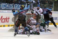 DEL - 2013 - ERC Ingolstadt - Augsburg Panther - hinten John Laliberte (15) trifft zum Ausgleich 3:3 Tor und vorne Travis Turnbull (71) springt zum Jubel hoch