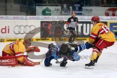 DEL - 2013/2014 - ERC Ingolstadt - Düsseldorf EG - Patrick Hager (52) fällt zu Boden und rutscht mit dem Torwart Bobby Goepfert samt Puck ins Tor, rechts 16 DEG Andrew Hotham