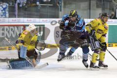 DEL - PlayOff - ERC Ingolstadt - Krefeld Pinguine - Thomas Greilinger (39) zieht ab und Tyler Bouck (12) lässt den Puck unter sich durch, Torwart Jerry Kuhn keine Chance zu halten, Tor zum 3:0 Jubel