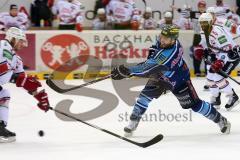 DEL - Playoff Finale - Spiel 4 - ERC Ingolstadt - Kölner Haie - John Laliberte (15) knapp am Tor von Danny aus den Birken