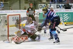 DEL - Playoff Finale - Spiel 4 - ERC Ingolstadt - Kölner Haie - John Laliberte (15) knapp am Tor von Danny aus den Birken