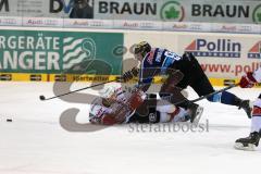 DEL - ERC Ingolstadt - Kölner Haie Eddy Rinke-Leitans (91)  zieht ab zum Tor und wird von den Beinen geholt