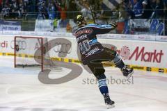 DEL - ERC Ingolstadt - Hamburg Freezers - Alexander Oblinger (20) mit dem 1:0 Tor Jubel bei den Fans. Puck im Tor
