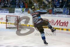 DEL - ERC Ingolstadt - Hamburg Freezers - Alexander Oblinger (20) mit dem 1:0 Tor Jubel bei den Fans. Puck im Tor