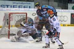 DEL - ERC Ingolstadt - Iserlohn Roosters - Alexander Oblinger (20) knapp am Tor von Mathias Lange