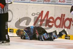 DEL - ERC Ingolstadt - Augsburger Panther - Tyler Bouck (12) schmerzverzerrt am Boden