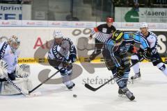 DEL - ERC Ingolstadt - Hamburg Freezers - Alexander Oblinger (20) verfehlt das Tor rückwärts