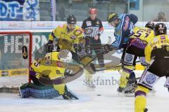 DEL - PlayOff - ERC Ingolstadt - Krefeld Pinguine - Robert Sabolic (25) scheitert an Torwart Jerry Kuhn