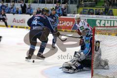 DEL - Playoff Finale - ERC Ingolstadt - Kölner Haie - Torwart Timo Pielmeier (51) hält den Puck, vorne Tim Conboy (4)