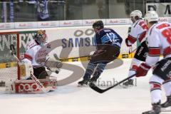 DEL - ERC Ingolstadt - Kölner Haie - PlayOff Finale 2014 - Spiel 2 - Tyler Bouck (12) scheitert an Torwart Danny auf den Birken