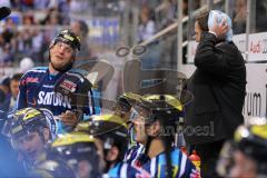 DEL - ERC Ingolstadt - Hamburg Freezers - Co-Trainer Petri Liimatainen traf Puck am Kopf. Eisbeutel. Tim Conboy (4) macht Witze