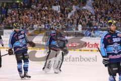 DEL - Playoff Halbfinale - ERC Ingolstadt - Hamburg Freezers - Power Break, Torwart Timo Pielmeier (51) fährt zur Bank